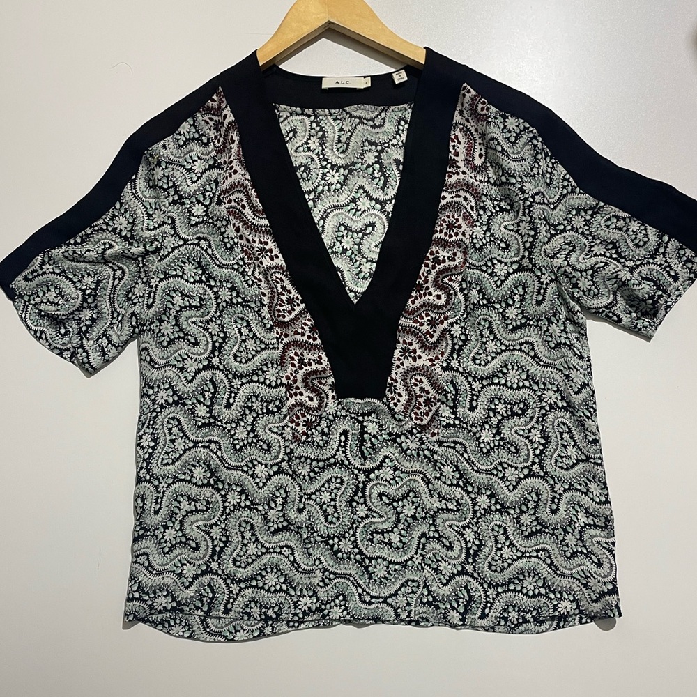 A.L.C. silk Monochrome V-Neck Patterned Blouse  Top - Picture 2 of 6